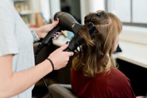 Comment devenir coiffeuse à domicile ?