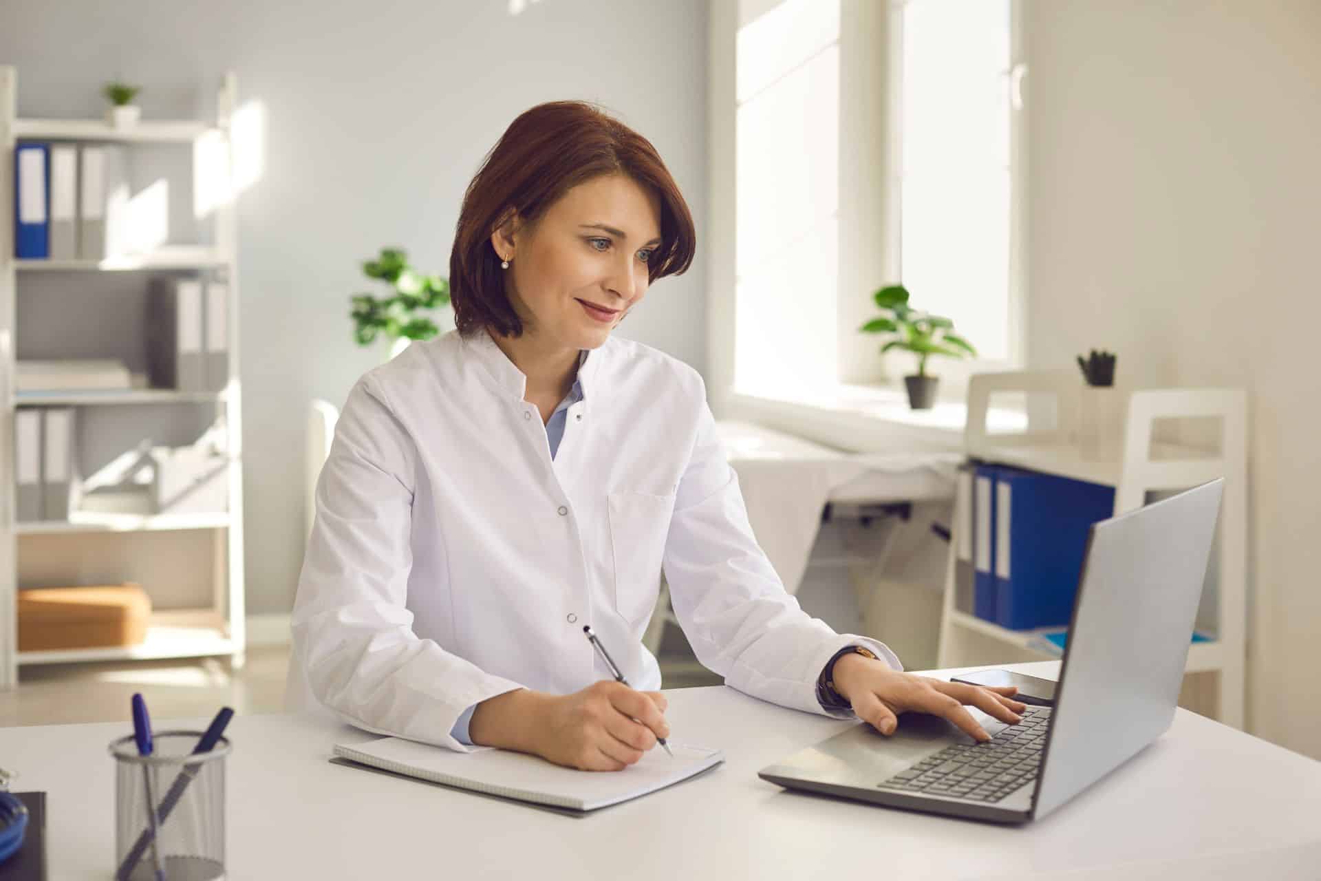 La visite médicale au travail : un outil essentiel pour la santé des salariés