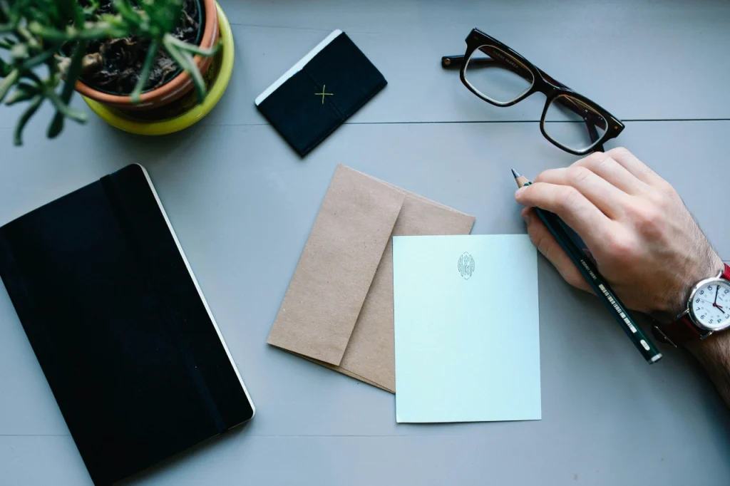Frais postaux et timbres : Quel compte comptable utiliser en 2026 ?